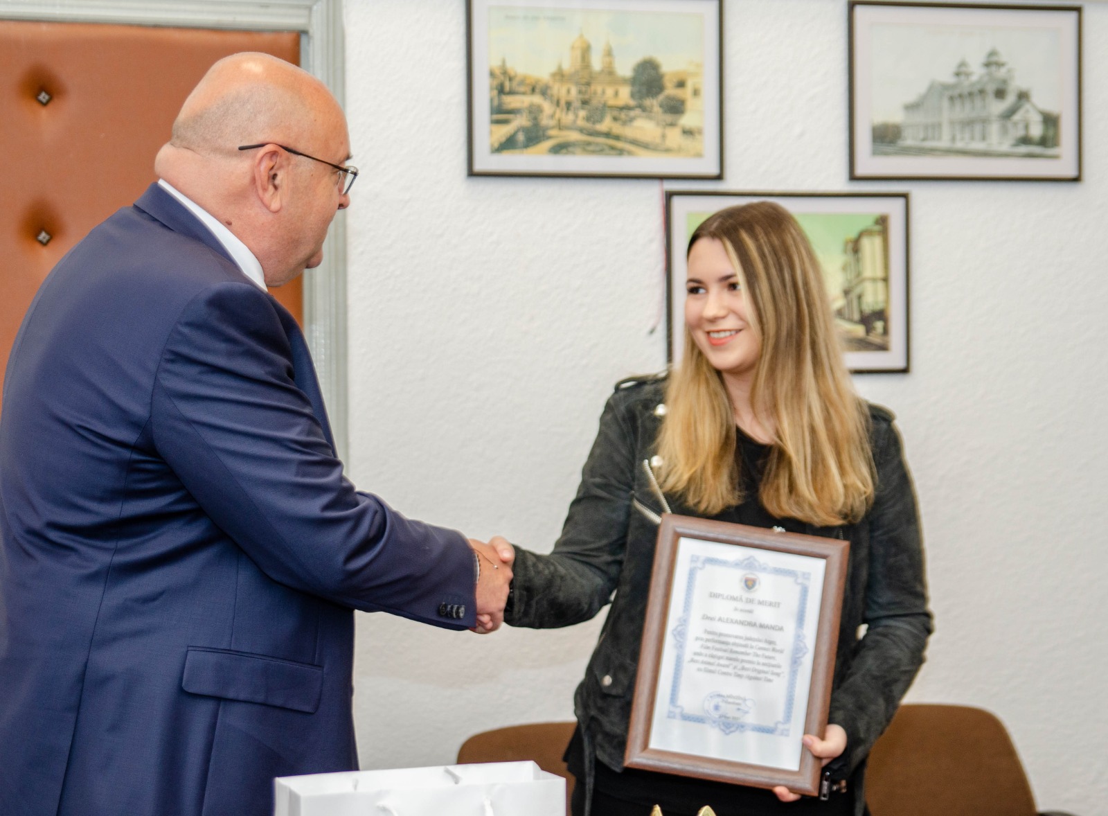 Cineasta Alexandra Manda, felicitată de CJ Argeș pentru documentarul ...