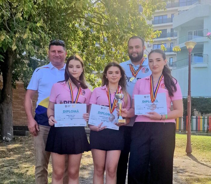 Trei Fete Magnifice Pite tiul A Str lucit Pe Podium La Campionatului trei-fete-magnifice-pite-tiul-a-str-lucit-pe-podium-la-campionatului